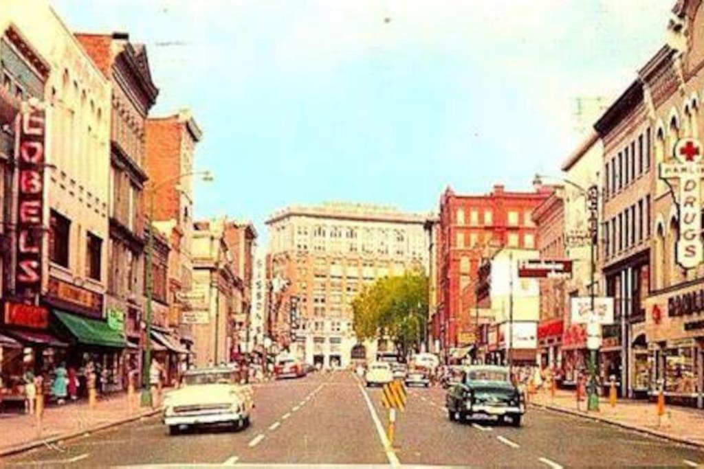 Una calle de la ciudad con coches conduciendo por la calle en Relaxing, Calming PR by Binghamton University, en Johnson City