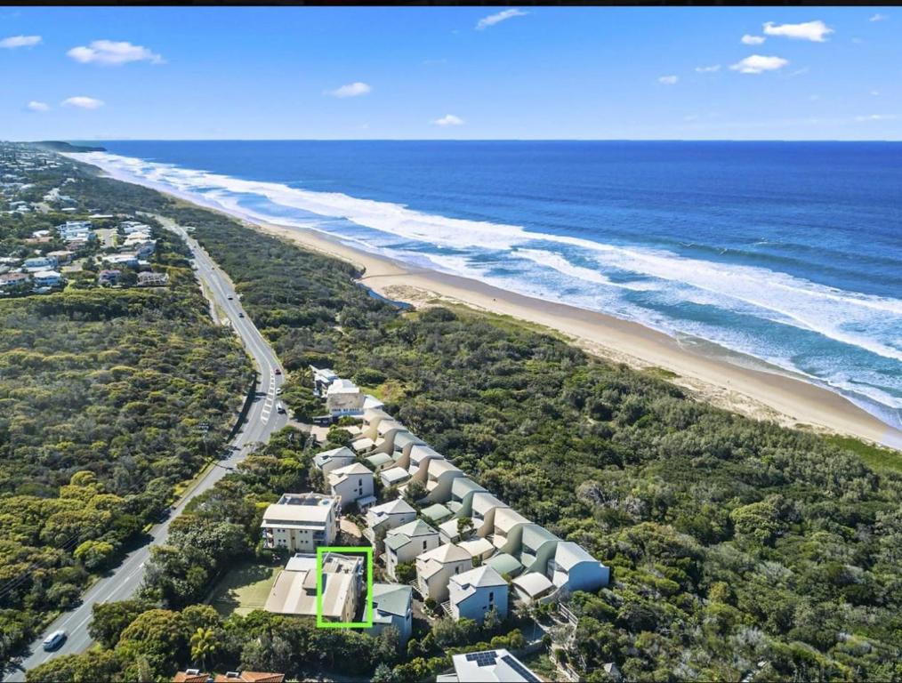 una vista aerea di una spiaggia con case e l'oceano di Castaways Penthouse Noosa, Beachfront Pool Tennis a Castaways Beach