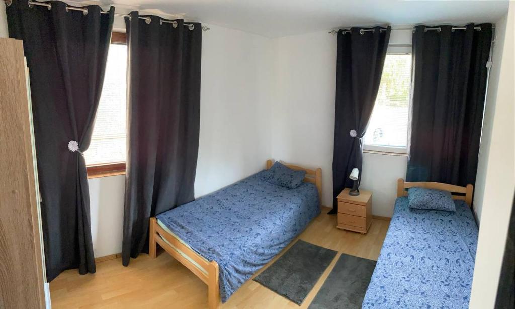 une petite chambre avec un lit et une fenêtre dans l'établissement Cozy House Belgrade, à Kalugjerica