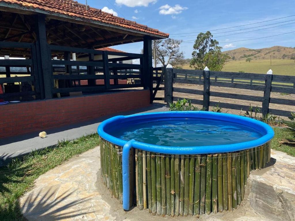 a hot tub in a wooden barrel in front of a building at Fazenda Brasileiro in Passos