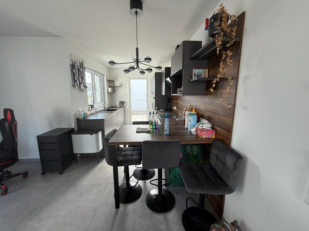 una cucina con un tavolo e sedie in una stanza di Villa am Rhein in Monheim a Monheim