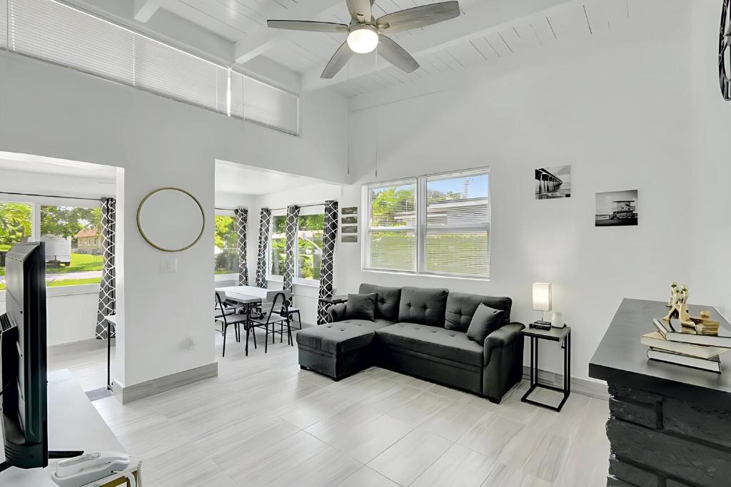 Χώρος καθιστικού στο 2BR 1BA Home near Nightlife and Beach