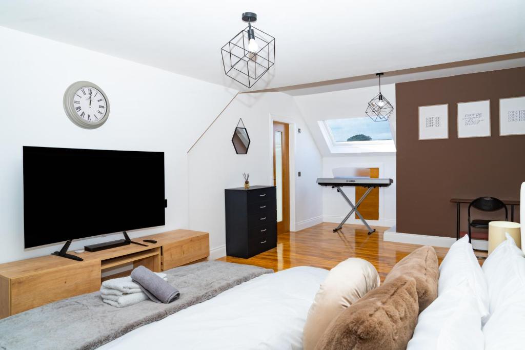 TV a/nebo společenská místnost v ubytování Luxury 5BD, Gym, Parking, Bus to Airport, Sleeps10