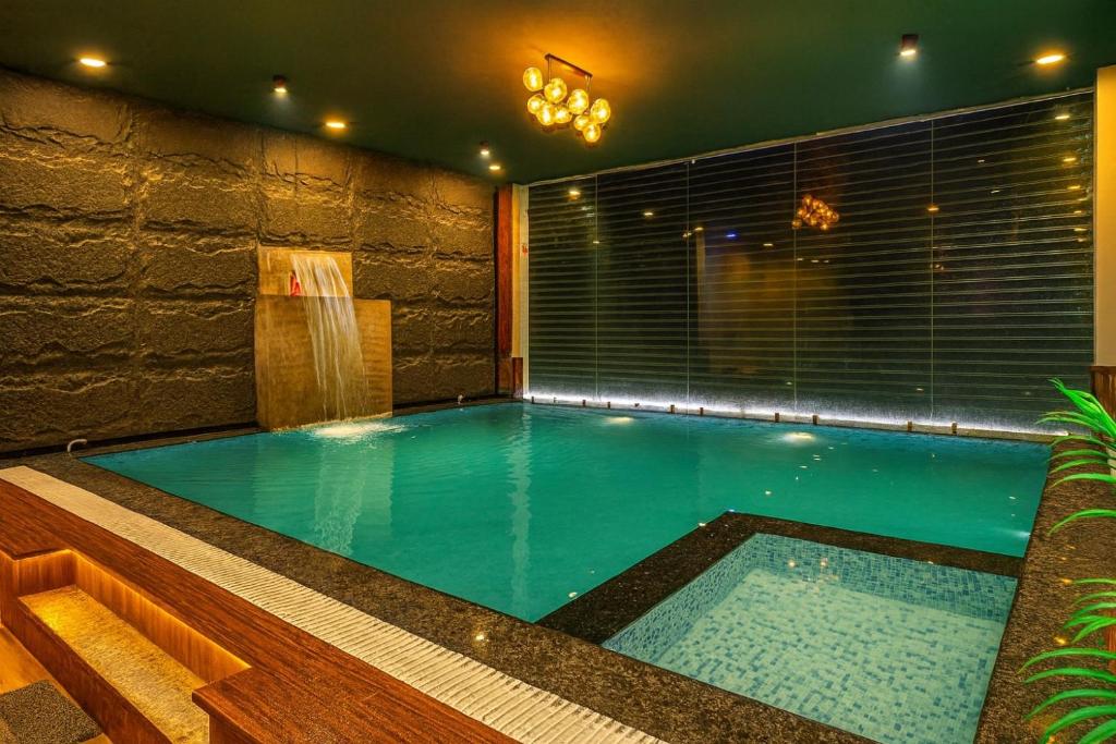 ジャイプールにある6BHK Villa with pool Near Jaipur Junctionのスパ付きの家のプール