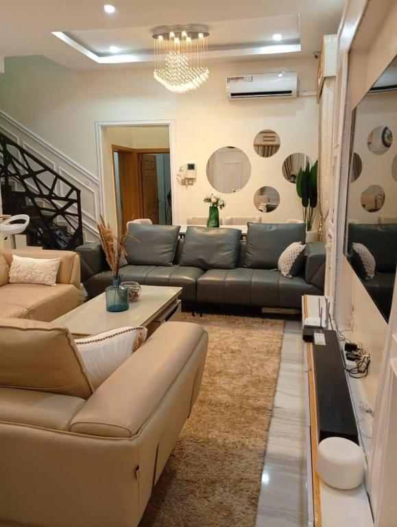 Un lugar para sentarse en Spark Merge Luxury Homes