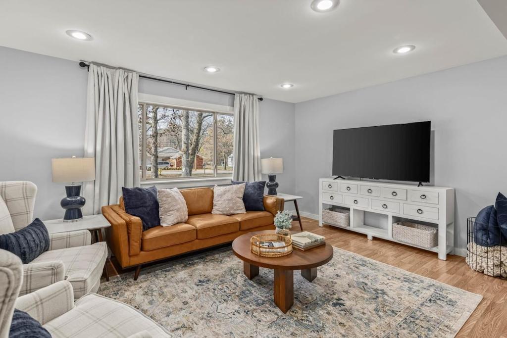 Μια τηλεόραση ή/και κέντρο ψυχαγωγίας στο Spacious Family Haven - Walk to Downtown & JBU