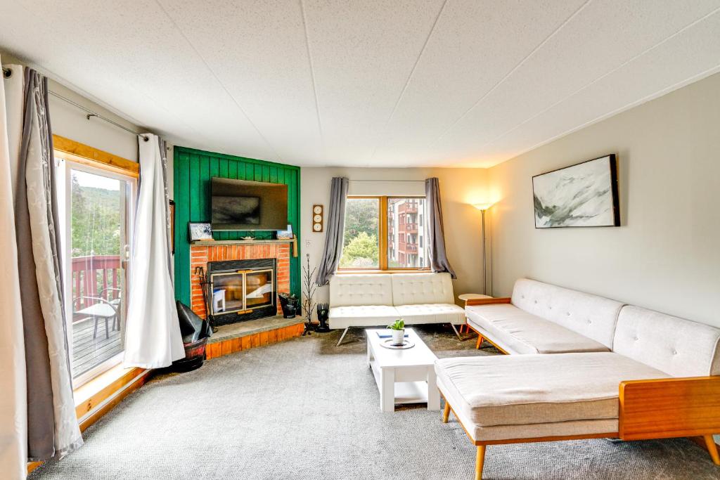 un salon avec un canapé et une cheminée dans l'établissement Snow Mountain Condo Hot Tub and Shuttle to Resort, à West Dover