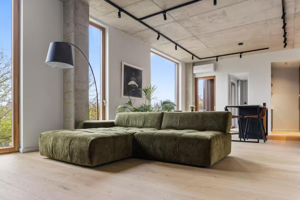 Posezení v ubytování Luxury Penthouse in Best Area, Balcony & Parking