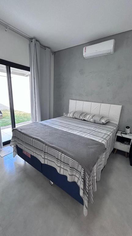 un dormitorio con una cama y una ventana en Casa em Redenção próx à Pecuária, en Redenção