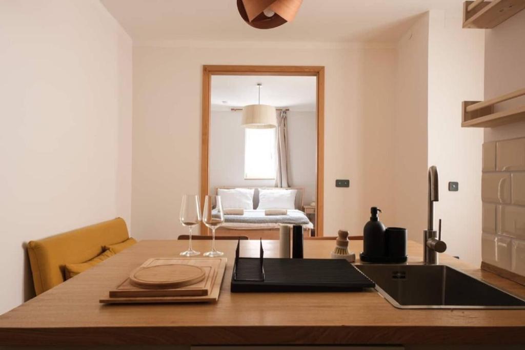 eine Küche und ein Wohnzimmer mit einem Tisch und einer Couch in der Unterkunft Dandy Downtown Apt in Budapest