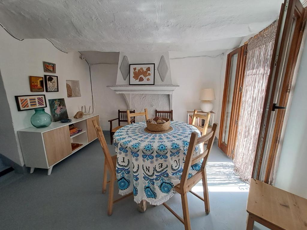 a dining room with a table and chairs at El Cap de Pedra in Calles