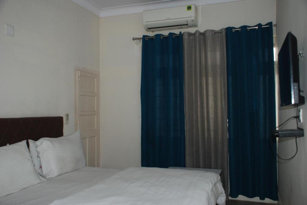 Postel nebo postele na pokoji v ubytování Tourist Hotel