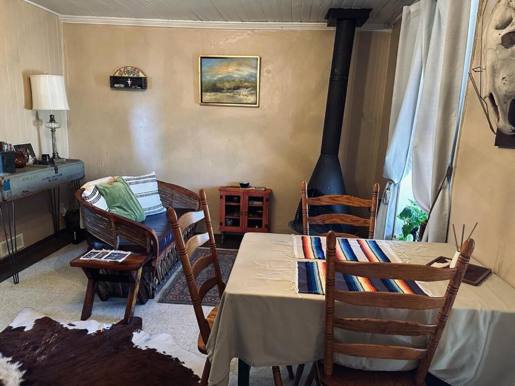 Χώρος καθιστικού στο 1900s Miner's cabin behind Tombstone Brewery