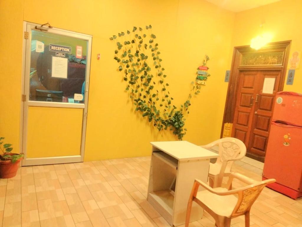Φωτογραφία από το άλμπουμ του LE PRINCE VILLA - NON AC ROOM -Near MAIN BUS STAND # TRIPLE 9 TRIPLE 4 16 DOUBLE ZERO σε Ποντισερί