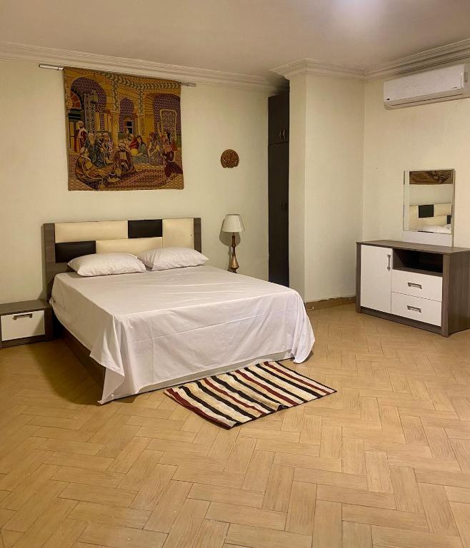 Una cama o camas en una habitación de Authentic Space 3 minutes away from Grand museum