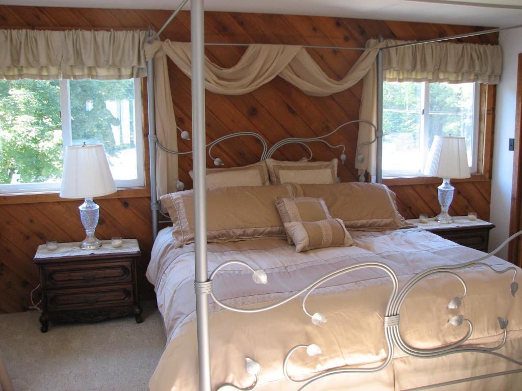 Postel nebo postele na pokoji v ubytování Churchill Pointe Inn