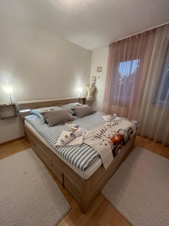 Una cama grande en un dormitorio con ventana. en Casa Blanca, en Nyíregyháza