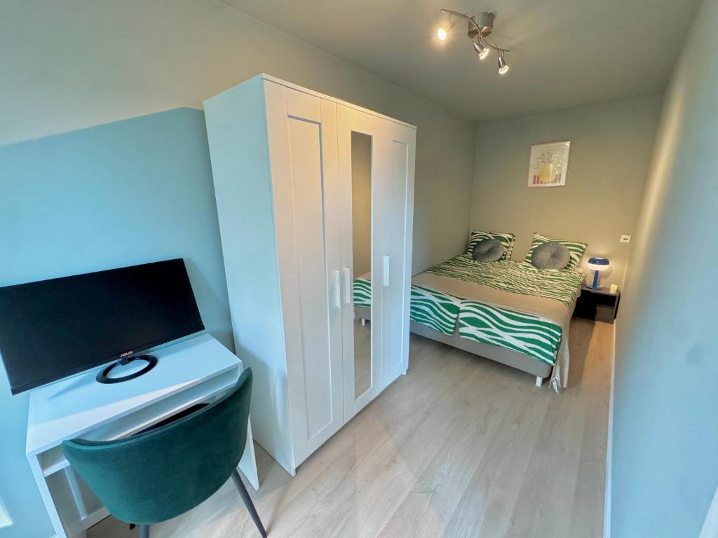 Ένα ή περισσότερα κρεβάτια σε δωμάτιο στο Cozy Private Room in Apartment, Perfect for 1 or 2 Guests