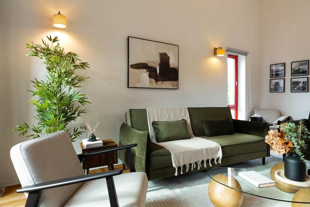 una sala de estar con un sofá y una mesa en Botanic House - 3BR Home - Private Parking, en Glasgow