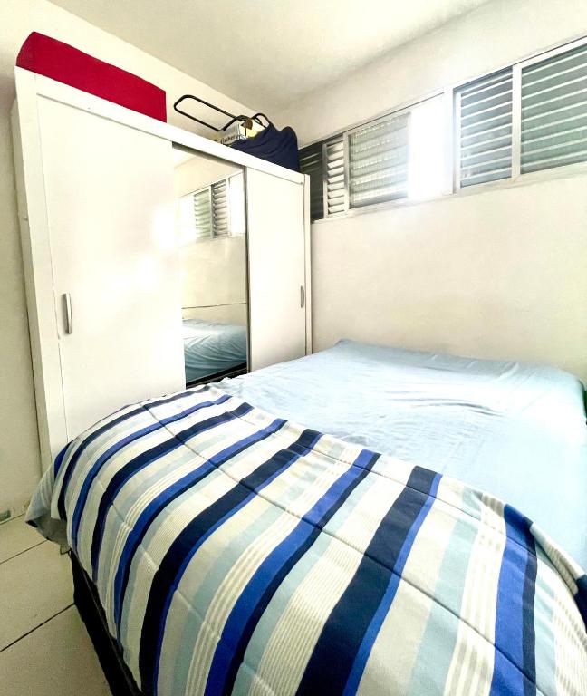 a bedroom with a bed and a closet at Studio Infinity Beach in São Vicente