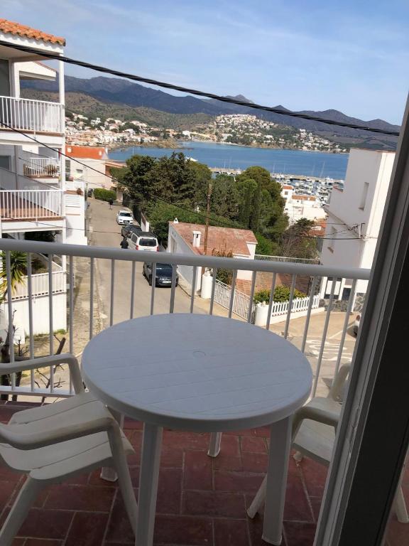 ein weißer Tisch und Stühle auf einem Balkon mit Aussicht in der Unterkunft Apartament 3 habitacions i espectaculars vistes al mar in Llança