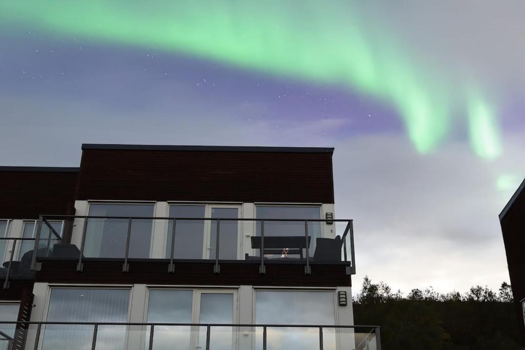 een gebouw met een balkon aan de zijkant bij Modern apartment on Kvaløya in Tromsø