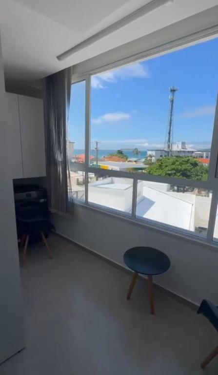 una stanza con una grande finestra con vista su un aeroporto di Espanha Residence a Florianópolis