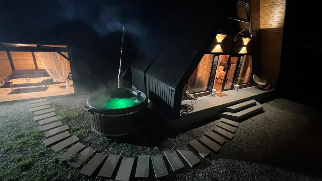 BorsaにあるRiverside A-frameの家の外に置かれた大きな鍋