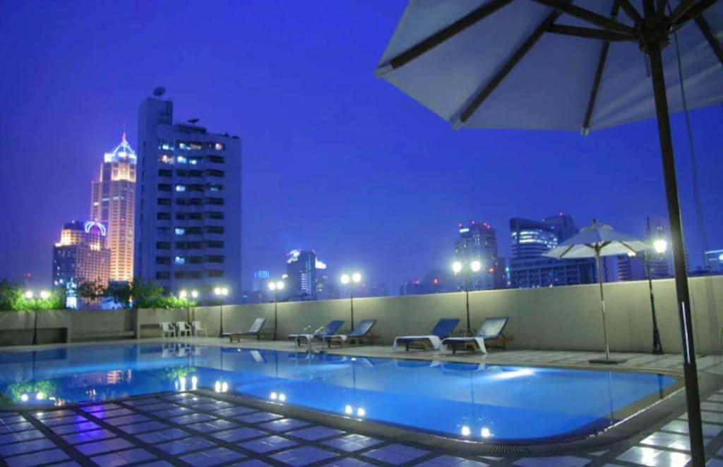 Swimmingpoolen hos eller tæt på Omni Tower Sukhumvit Nana - Luxury Condominium
