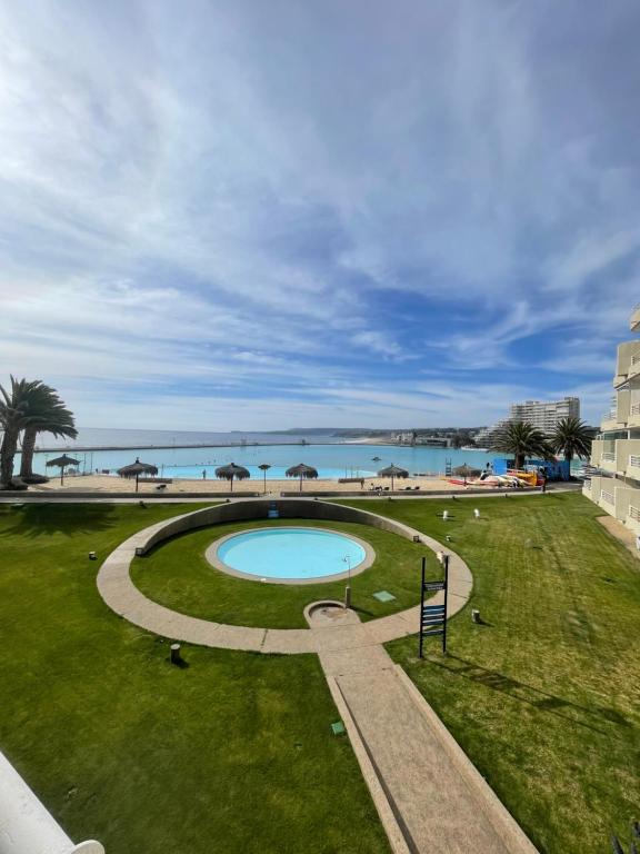 una piscina en un parque junto al océano en San Alfonso Del Mar, Algarrobo, en Algarrobo