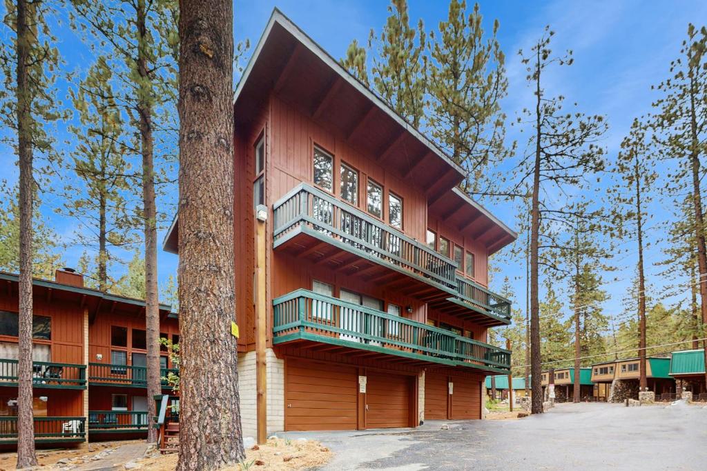 un edificio con balconi sul lato di un albero di Saddle Road Condo a Bijou Park