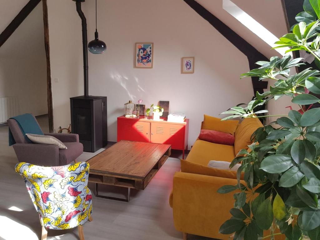 un soggiorno con un divano e un tavolo di Appartement entre le port et le vieux quartier a La Roche-Bernard