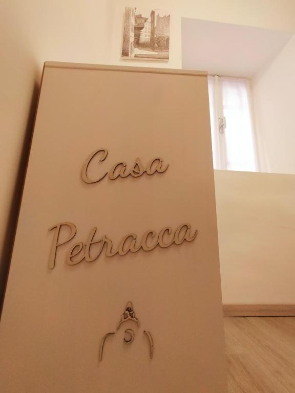 a sign that reads casa pelicanica in a room at Casa Petracca in Muggia