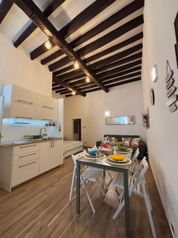 トラーニにあるA casa tuaのテーブルと椅子のあるキッチンとダイニングルーム