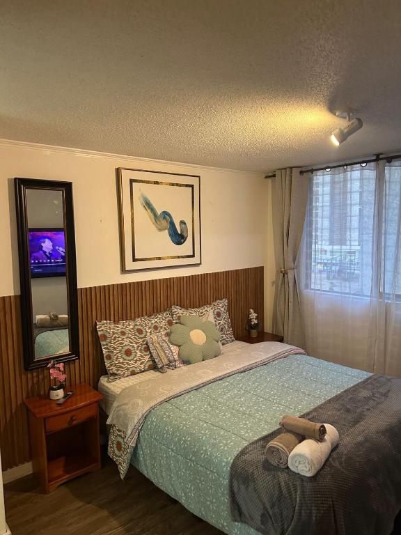 Ένα ή περισσότερα κρεβάτια σε δωμάτιο στο Departamentos Isaurora -Santiago Centro