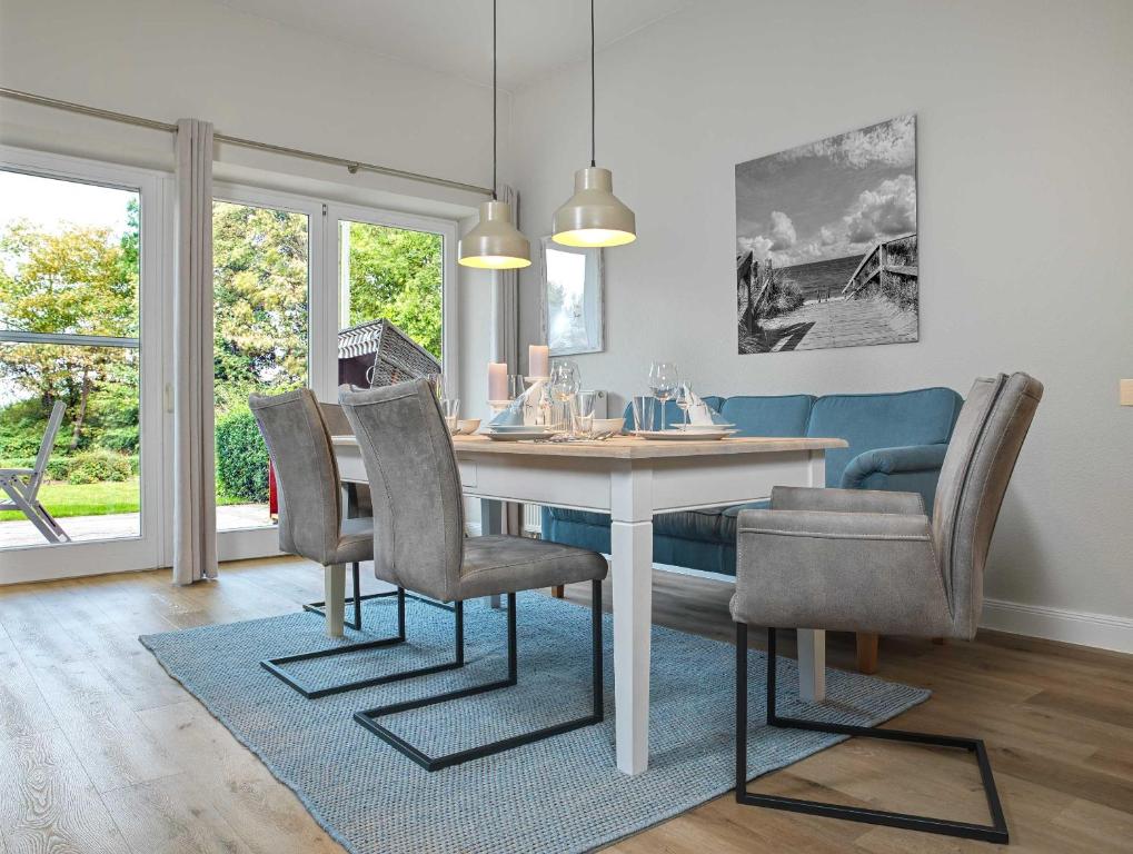 a dining room with a table and chairs at Ostsee Residenz Meeresblick Dünenblick in Insel Poel