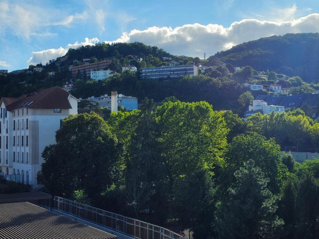 a view of a city with trees and buildings at Appartement Kumba in Chamalières