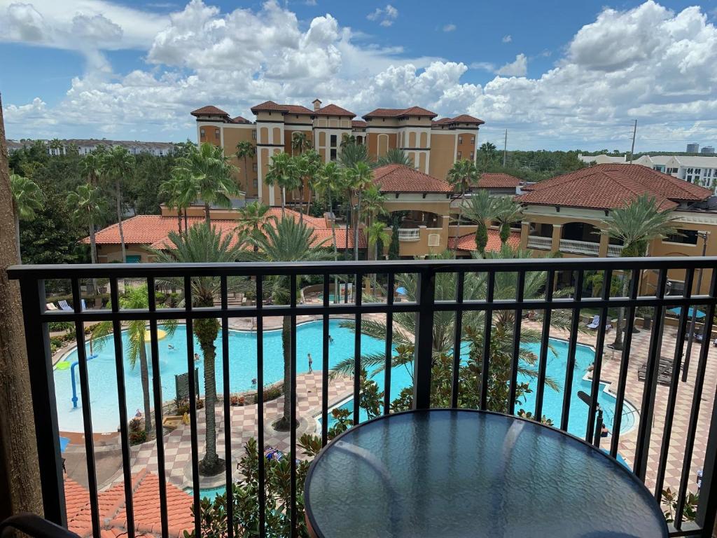 Una vista de la piscina desde el balcón de un resort. en Pool view Condo near all Parks, en Orlando