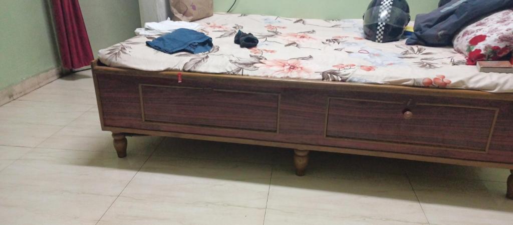 Uma cama ou camas num quarto em Singh-Sadan PG HomeStay