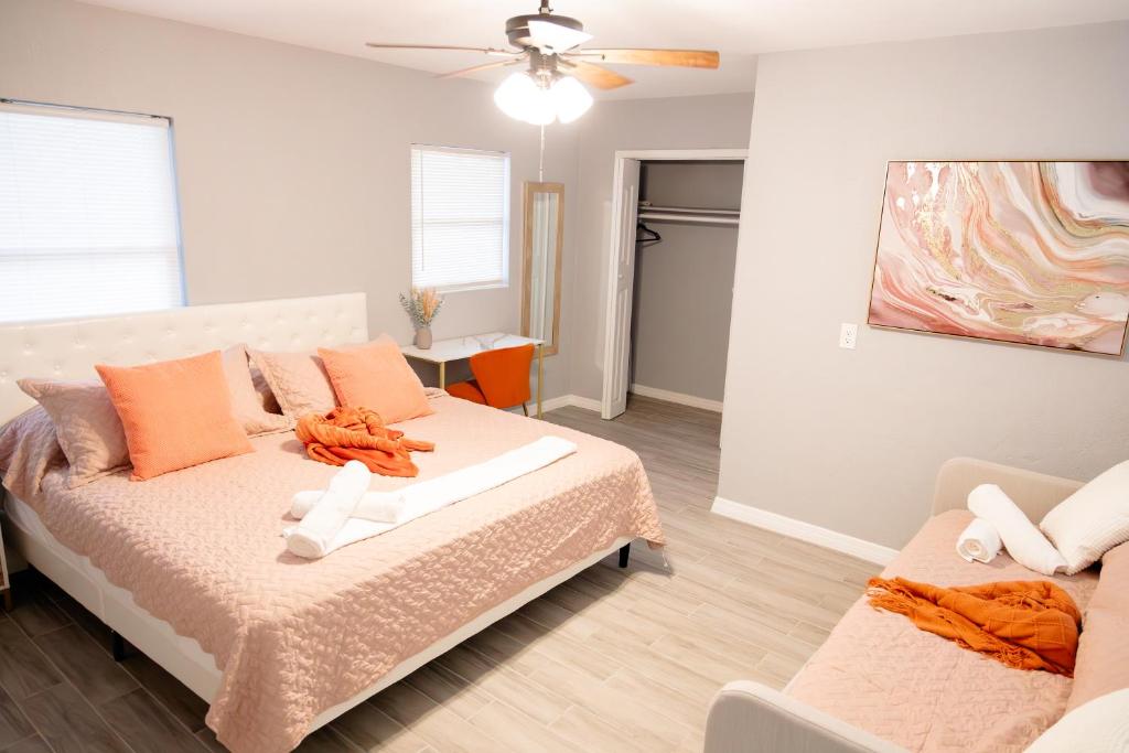 Ένα ή περισσότερα κρεβάτια σε δωμάτιο στο Pet-friendly Lakeland Stay King Bed Cozy Court