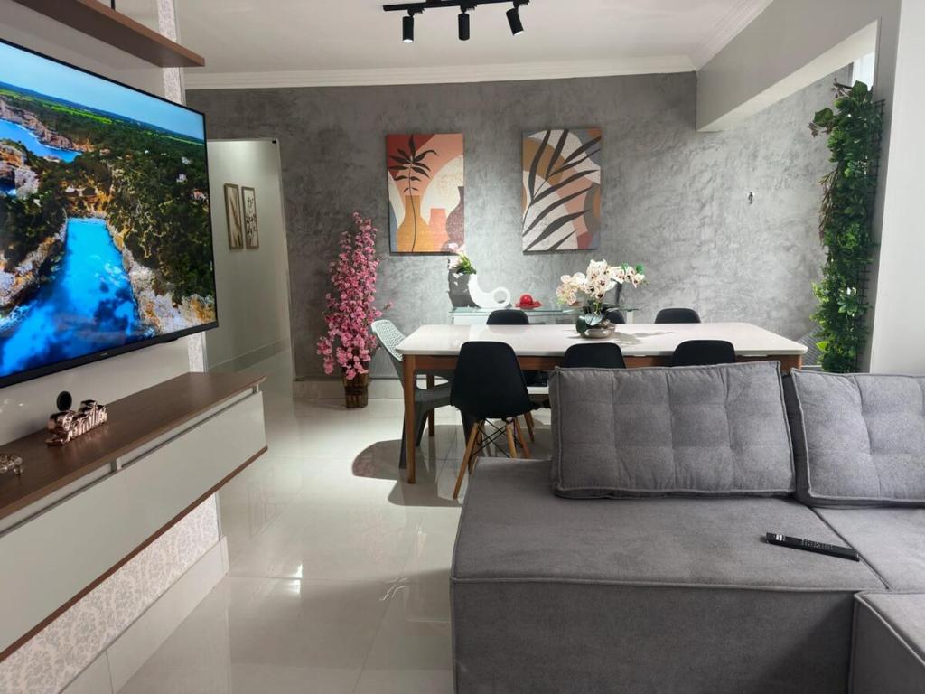 Μια τηλεόραση ή/και κέντρο ψυχαγωγίας στο Gran Palazzo Pajuçara - Apartamento 04 quartos beira mar!