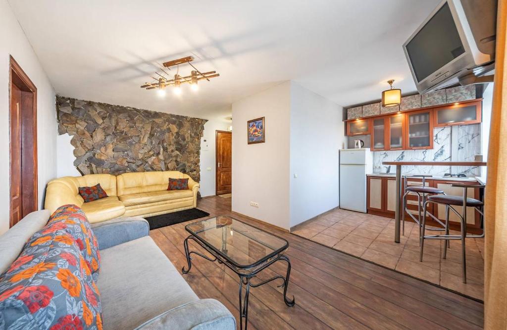 Apartment by the Dnipro Riverfront in Historic Podil photo 4