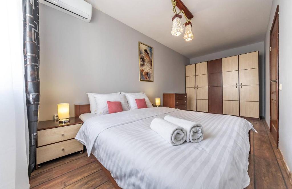 Apartment by the Dnipro Riverfront in Historic Podil main photo
