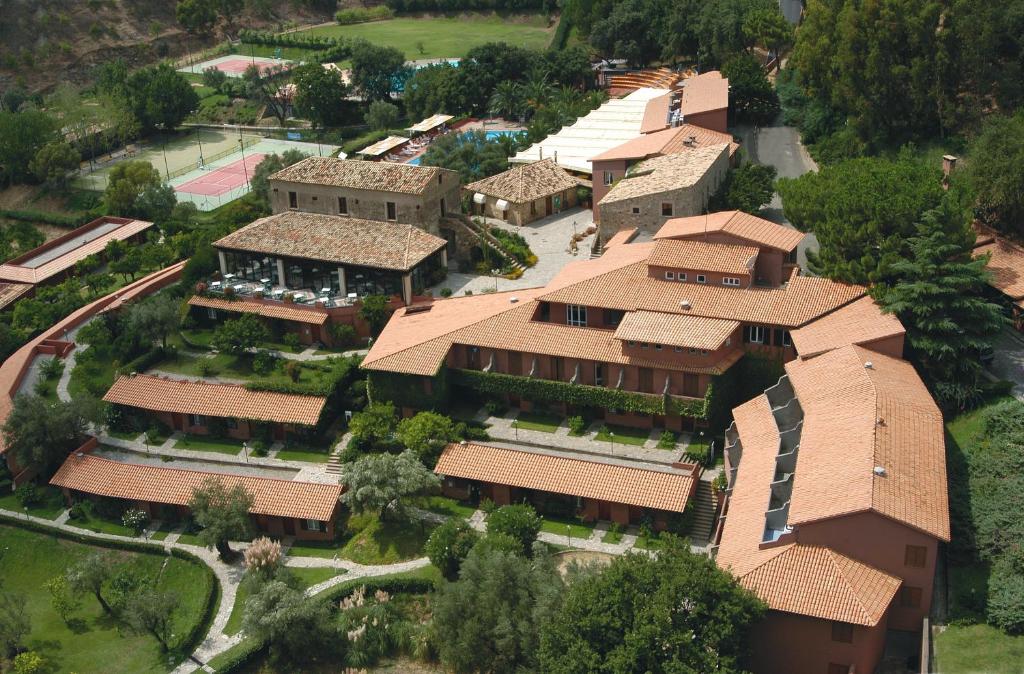 an overhead view of a building with a courtyard at Hotel Villaggio Calaghena in Montepaone