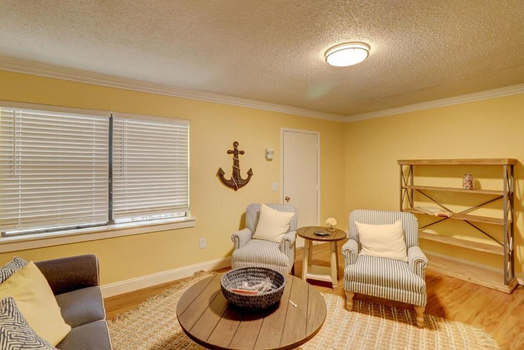 Una sala de estar con dos sillas y una mesa. en Family 2BR Retreat Near Beach Pool – Hilton Head, en Hilton Head Island
