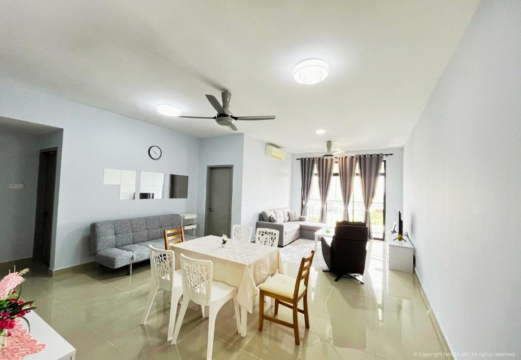 una sala de estar con una mesa y un sofá en Tamara Presint 8 Putrajaya Lakeview Suites, en Putrajaya