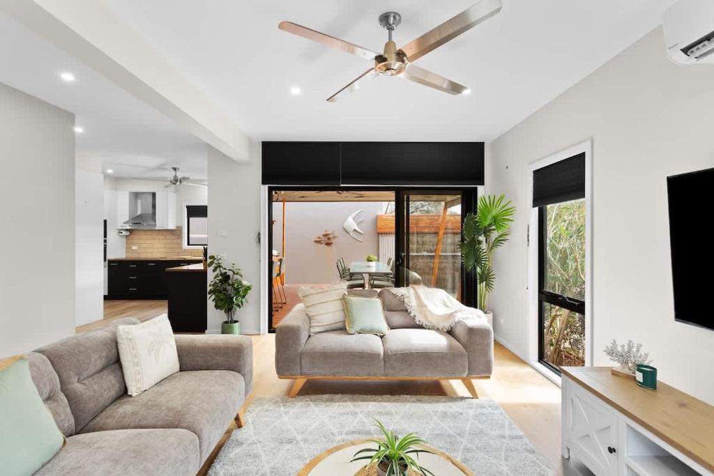 Μια τηλεόραση ή/και κέντρο ψυχαγωγίας στο Townhouse Close to Shops and Beach