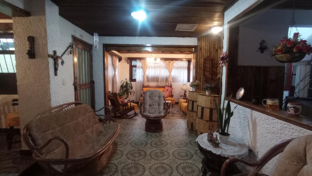 ein Wohnzimmer mit einer Couch und einem Sessel in der Unterkunft Casa La Carmela in Cota