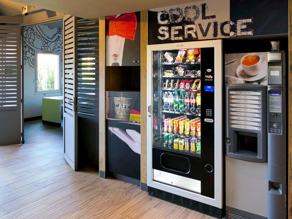 ボーヴェにあるibis budget Beauvais Aeroportの冷たい飲み物が売られている店内のソーダマシン