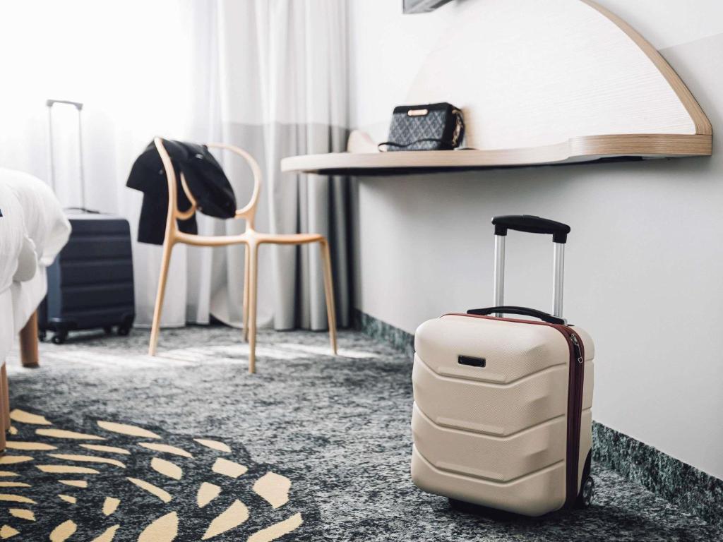 ナンシーにあるibis Styles Nancy Laxouのスーツケースが備わる客室です。